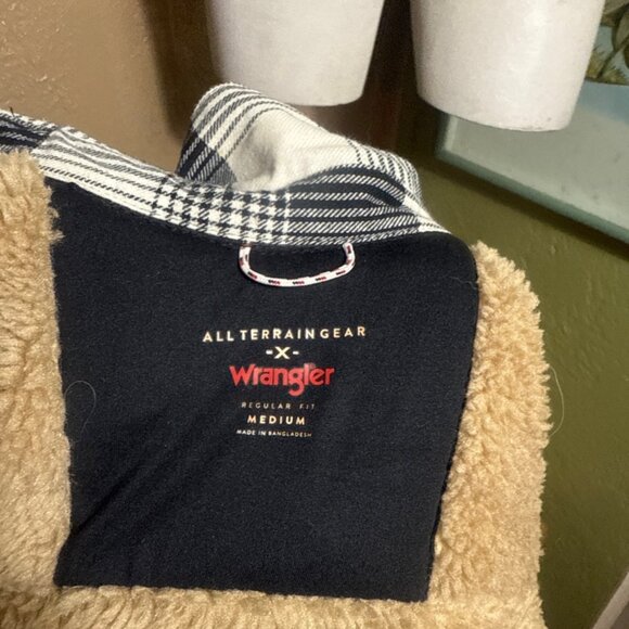 Wrangler ATG Sherpa Lined Plaid Flannel Shacket Jacket Men's Medium - Picture 4 of 4